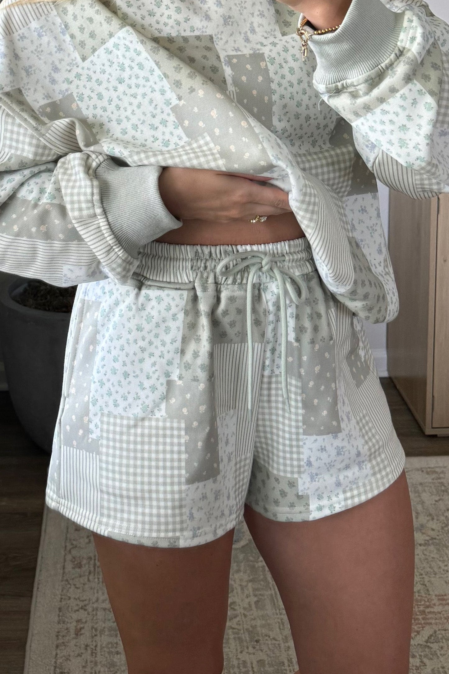 Green Patchwork Floral Print Drop Shoulder Baggy Pullover Drawstring Shorts Set