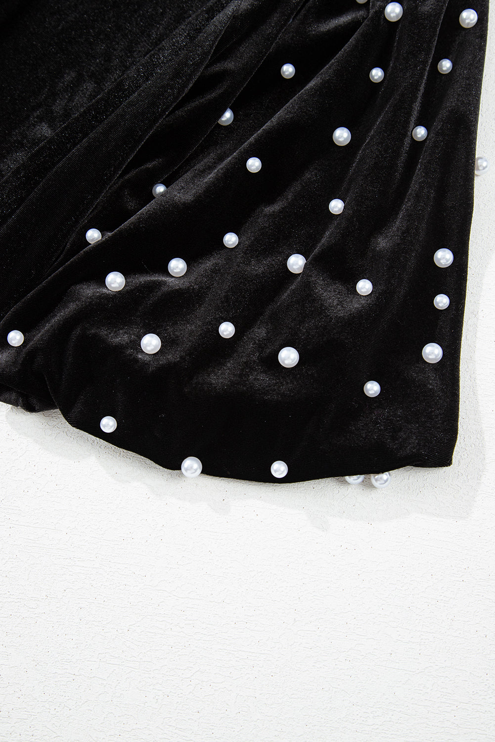 Haut en velours à manches mi-longues et perles noires