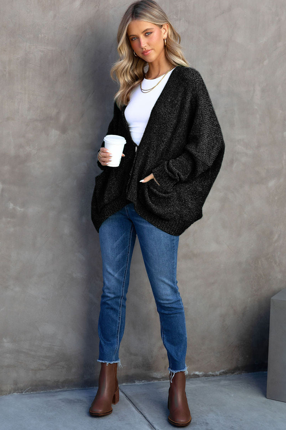 Cardigan gris à poches sur le devant et boutons 