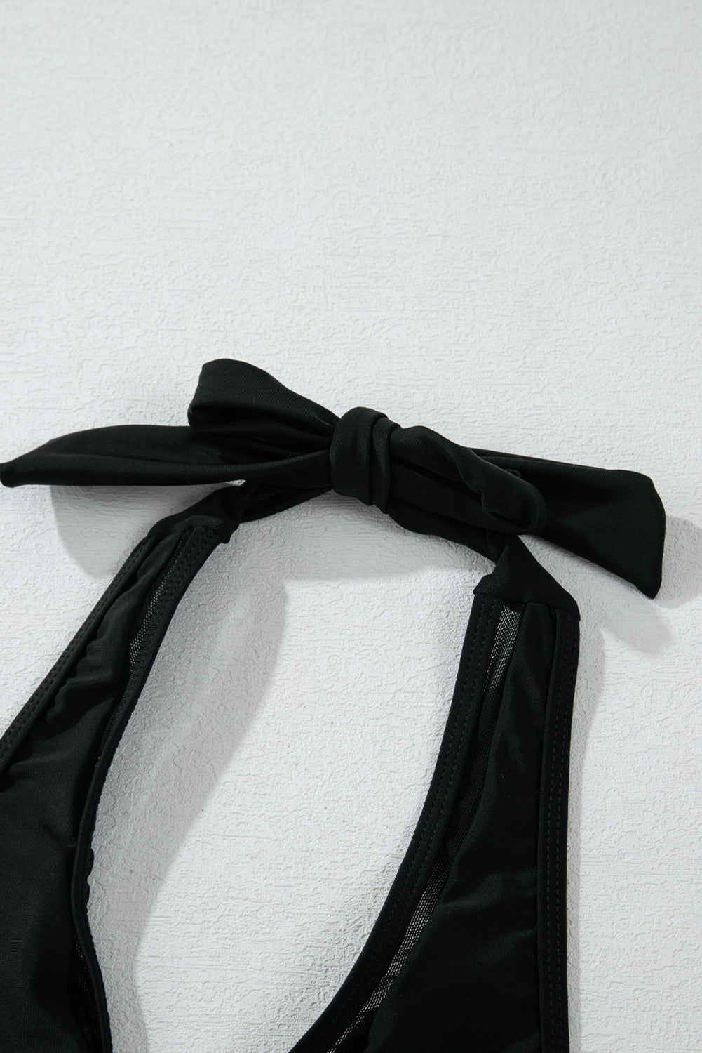 Bikini push-up noir à col en V et bordure en maille transparente