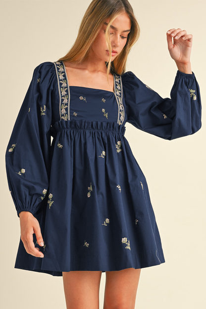 Robe courte bleue brodée de fleurs, col carré, manches bouffantes et volants