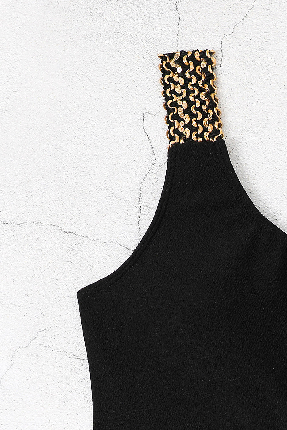 Maillot de bain une pièce noir texturé à découpes asymétriques 