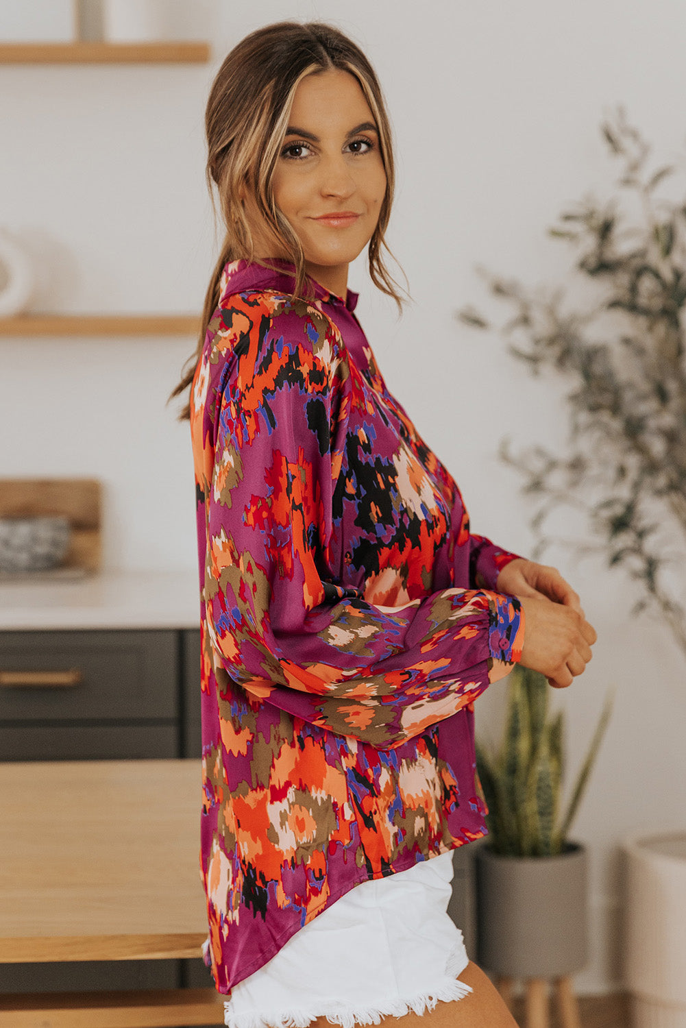 Blusa con mangas abullonadas y cuello en V con estampado de grafiti 