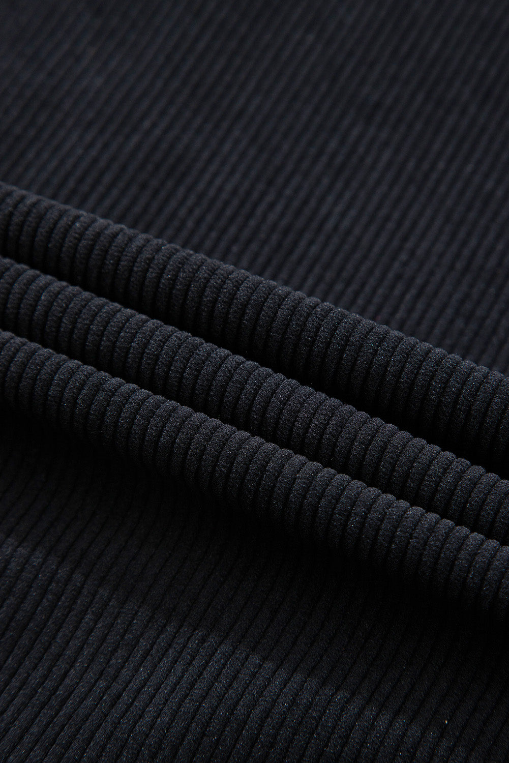 Veste-chemise noire en velours côtelé avec capuche et poches à cordon