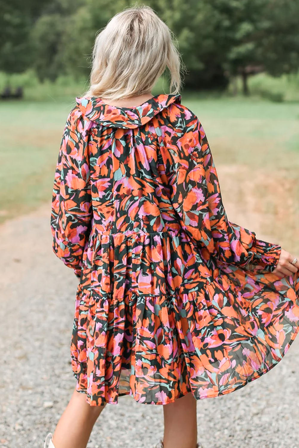 Robe courte rouge à fleurs et manches évasées à pompons