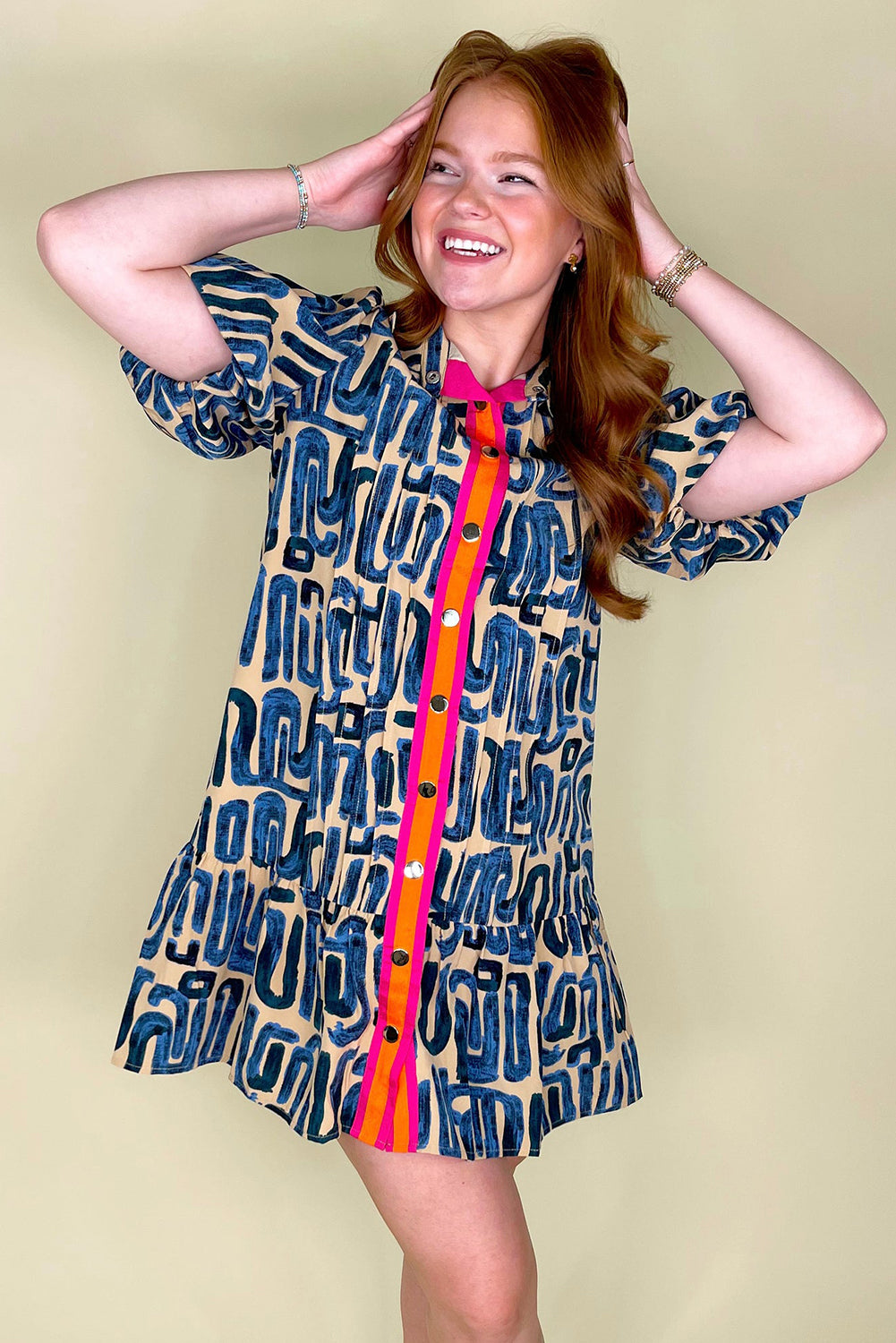 Mini-robe boutonnée à manches bouffantes et imprimé abstrait beige