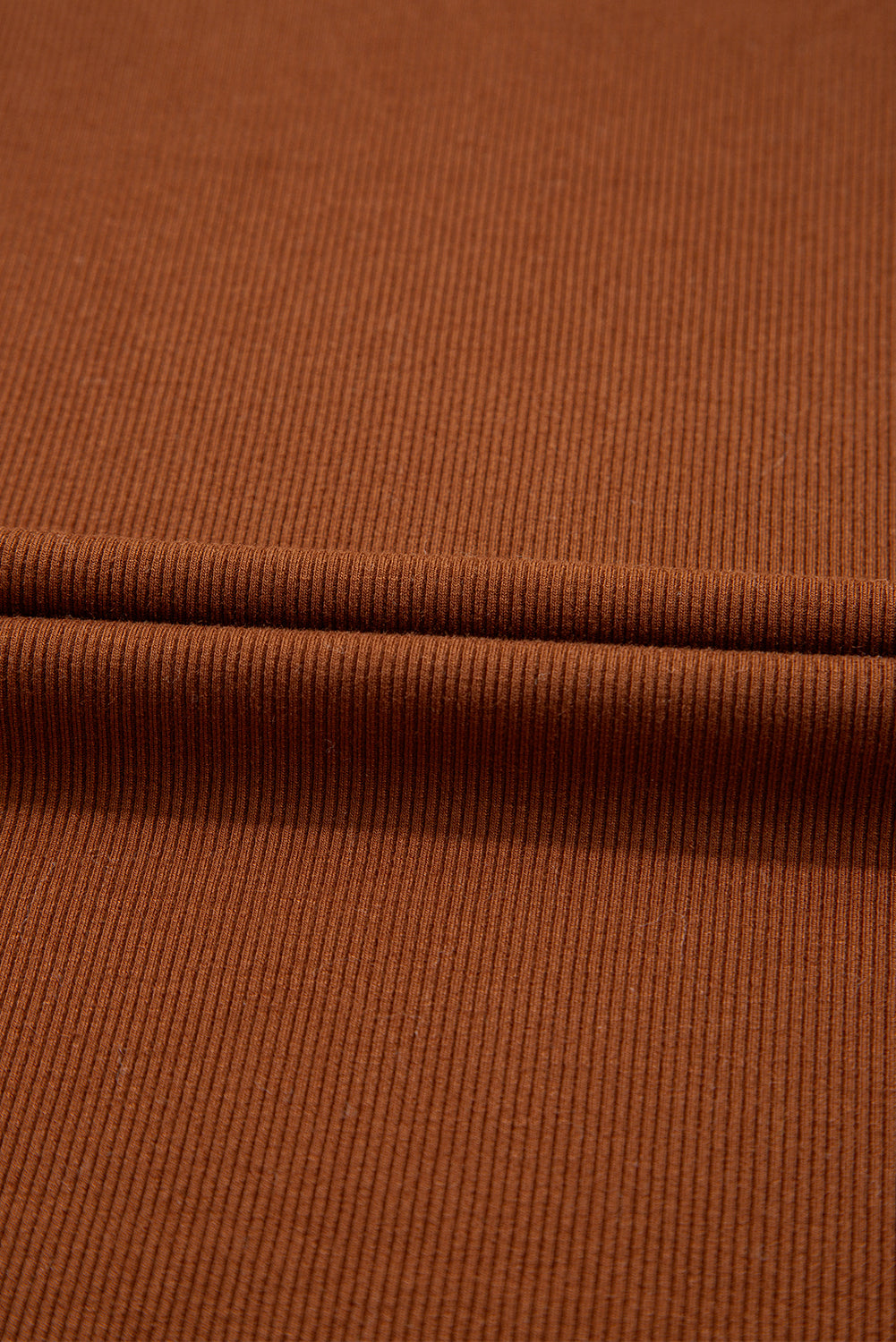 Chemisier à col rond et manches à volants en cuir cannelle