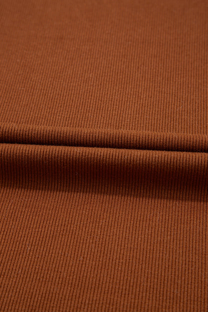 Chemisier à col rond et manches à volants en cuir cannelle