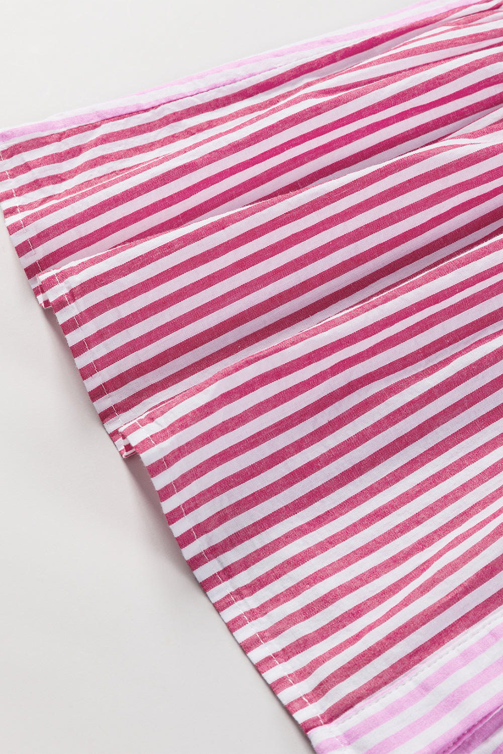 Chemise boutonnée à rayures roses et ourlet à volants