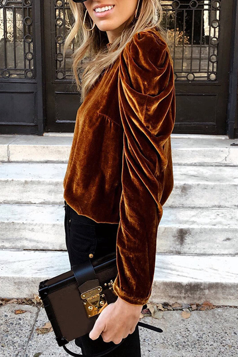Haut en velours marron à col volanté et manches bouffantes 