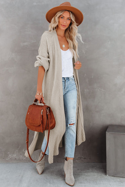 Cardigan beige en maille ouverte sur le devant et fendu sur le côté 