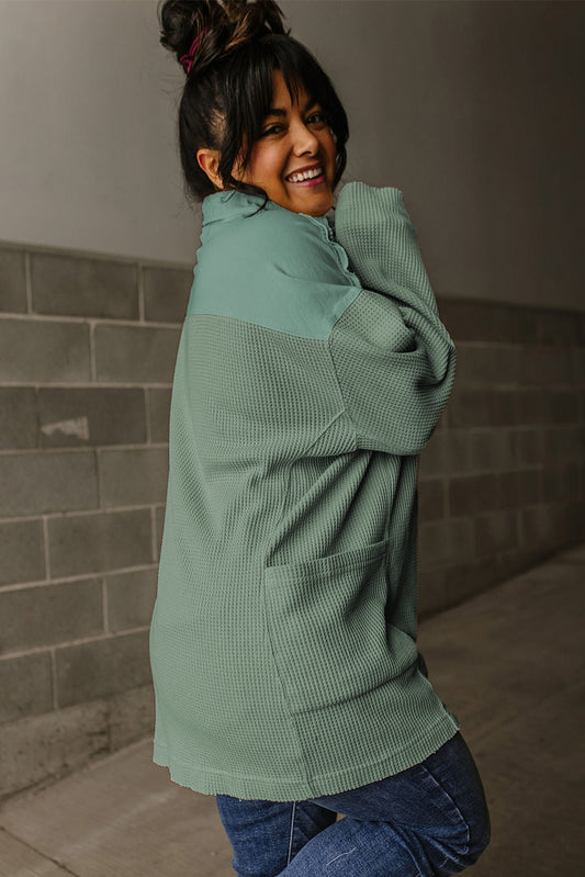 Haut ample à manches longues et col gaufré vert fumé à demi-boutons