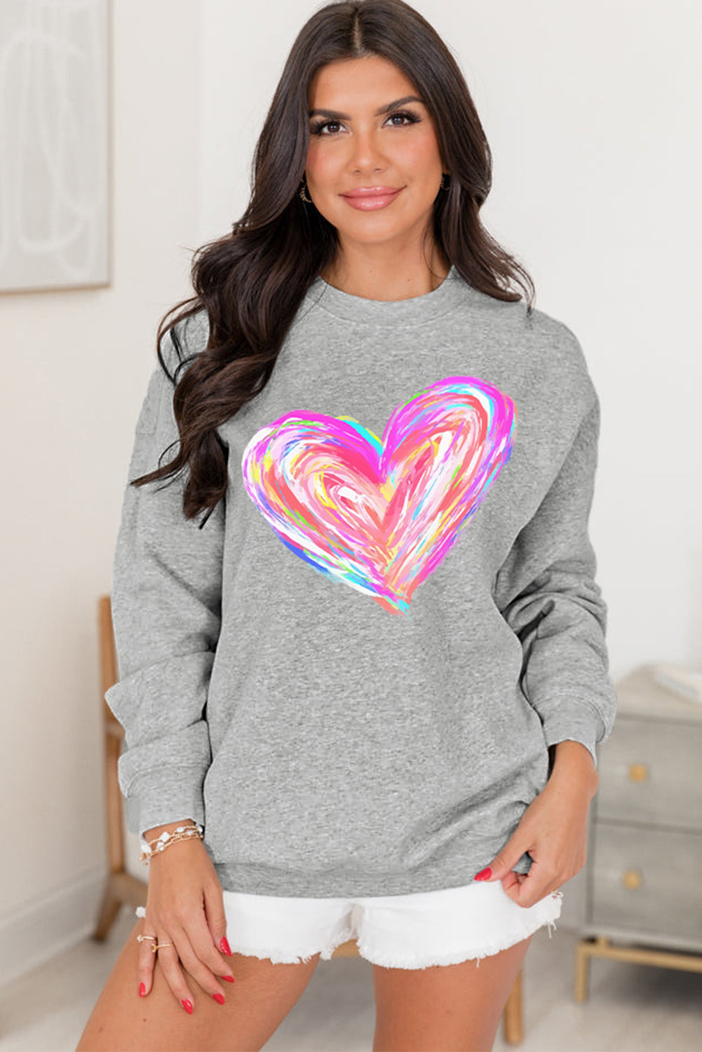 Sweat-shirt gris à épaules tombantes et motif cœurs peints au pinceau pour la Saint-Valentin