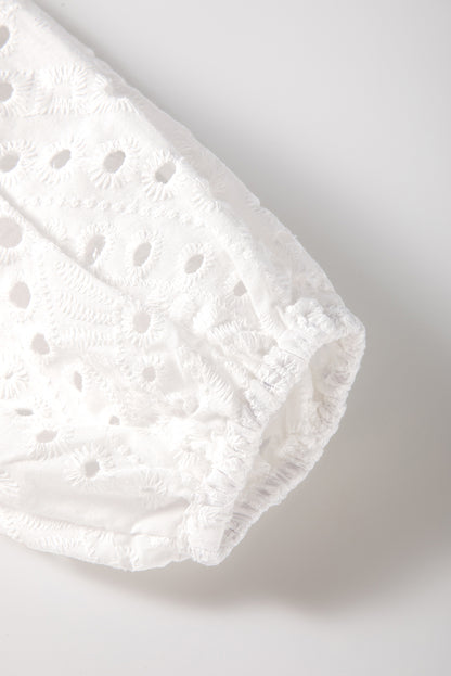 Chemisier blanc à manches bouffantes et col en V brodé à œillets