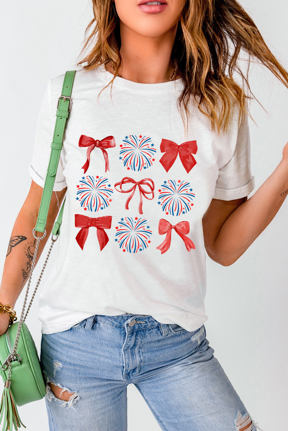 T-shirt blanc avec motif de feu d'artifice et nœud papillon pour la célébration du 4 juillet