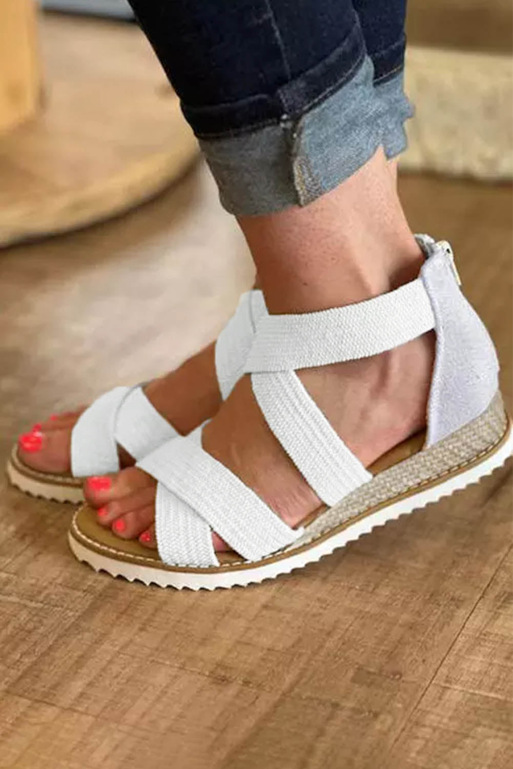 Sandalias de cuña baja con cremallera y tiras cruzadas en beige
