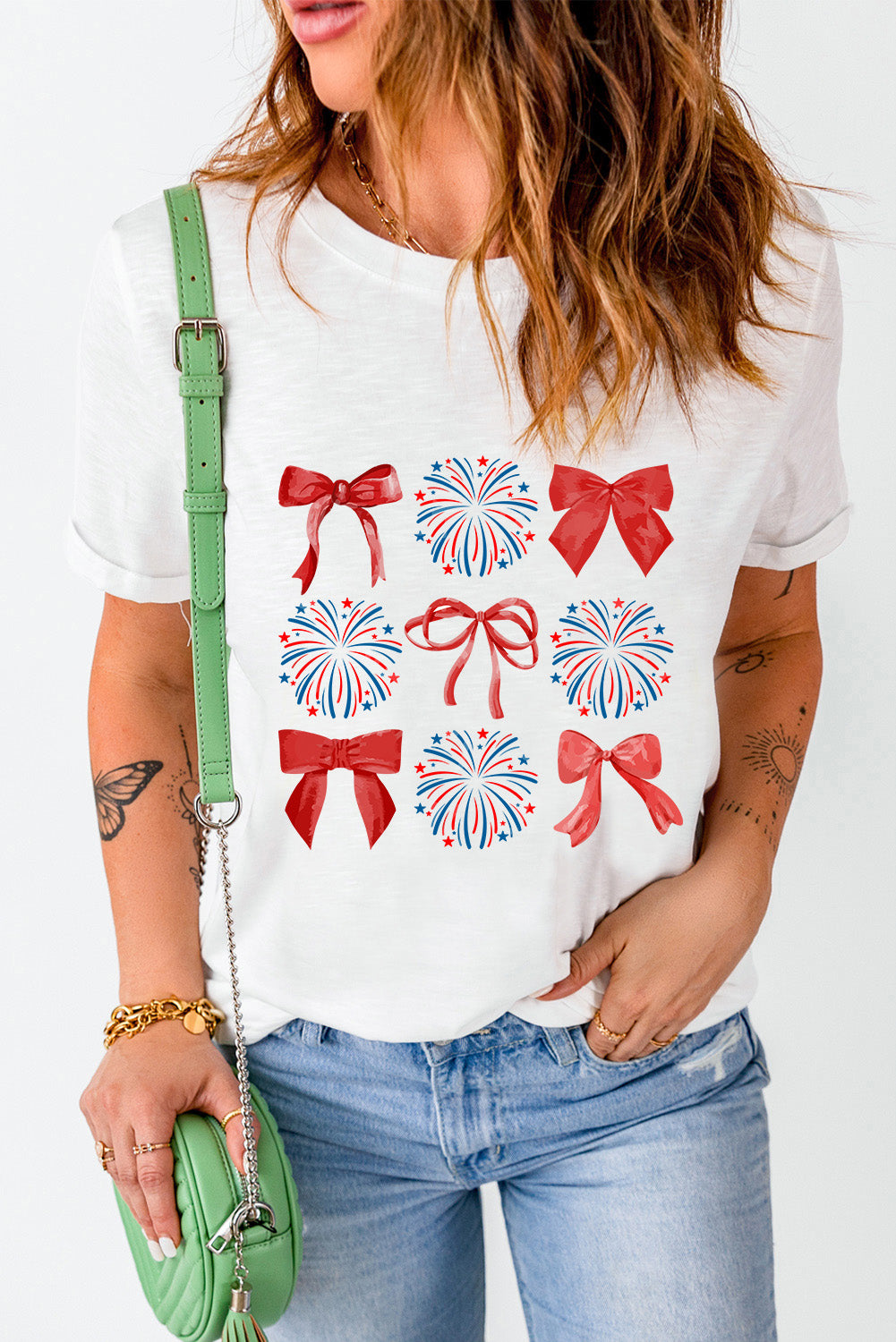 T-shirt blanc avec motif de feu d'artifice et nœud papillon pour la célébration du 4 juillet