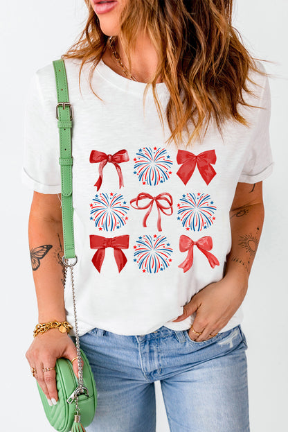 T-shirt blanc avec motif de feu d'artifice et nœud papillon pour la célébration du 4 juillet