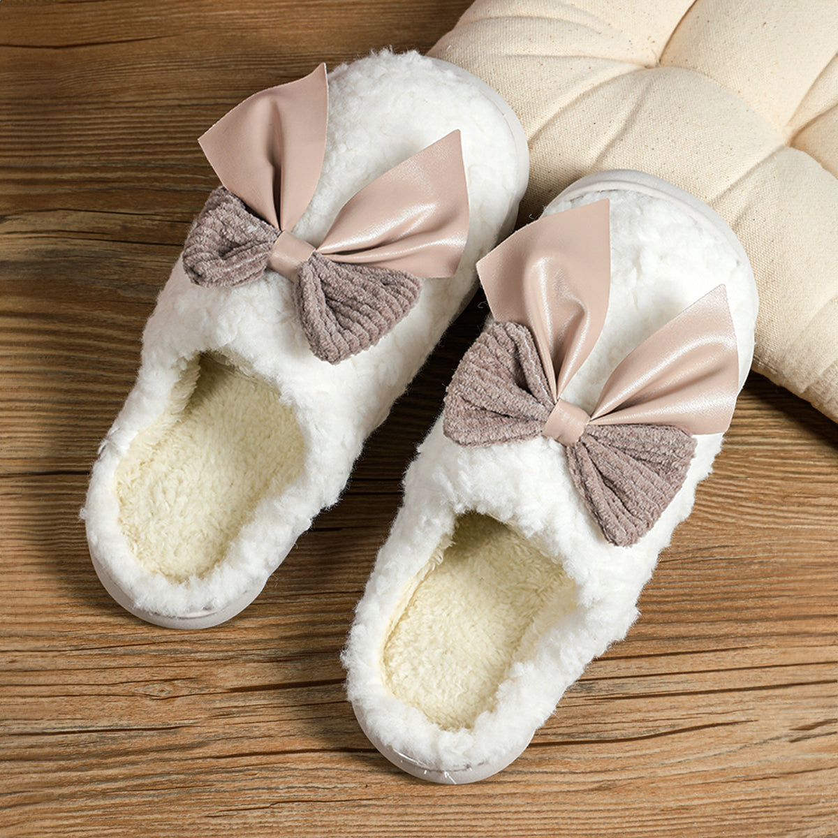 White Contrast Bowknot Applique Plush Winter Slippers (Colors May Differ by Batch)