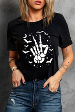 Camiseta negra con gráfico de mano de esqueleto y murciélago de Halloween