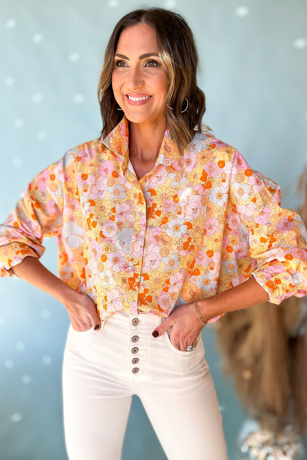 Camisa holgada con cuello vuelto y estampado floral amarillo