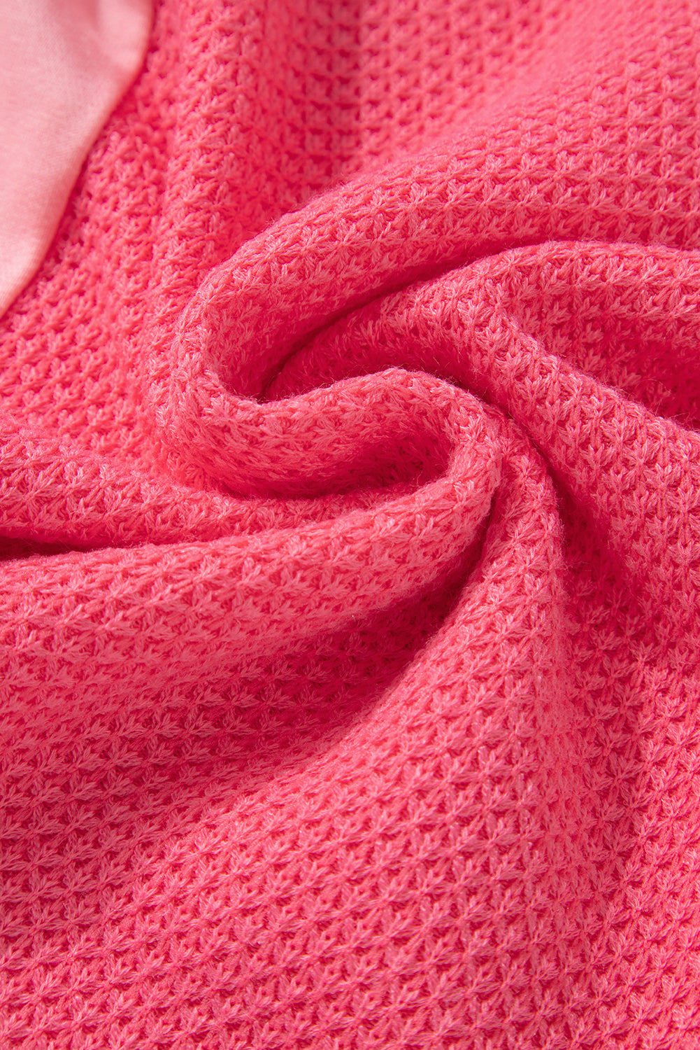 Veste-chemise ample boutonnée en tricot gaufré contrasté bicolore à motif fleur de pêcher