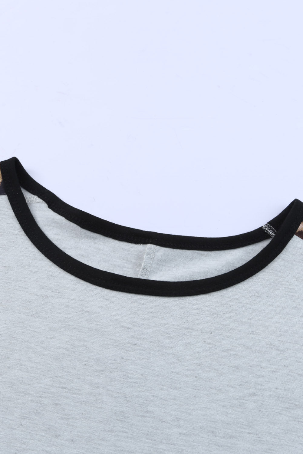 Camiseta de manga corta con cuello redondo y empalme de leopardo 