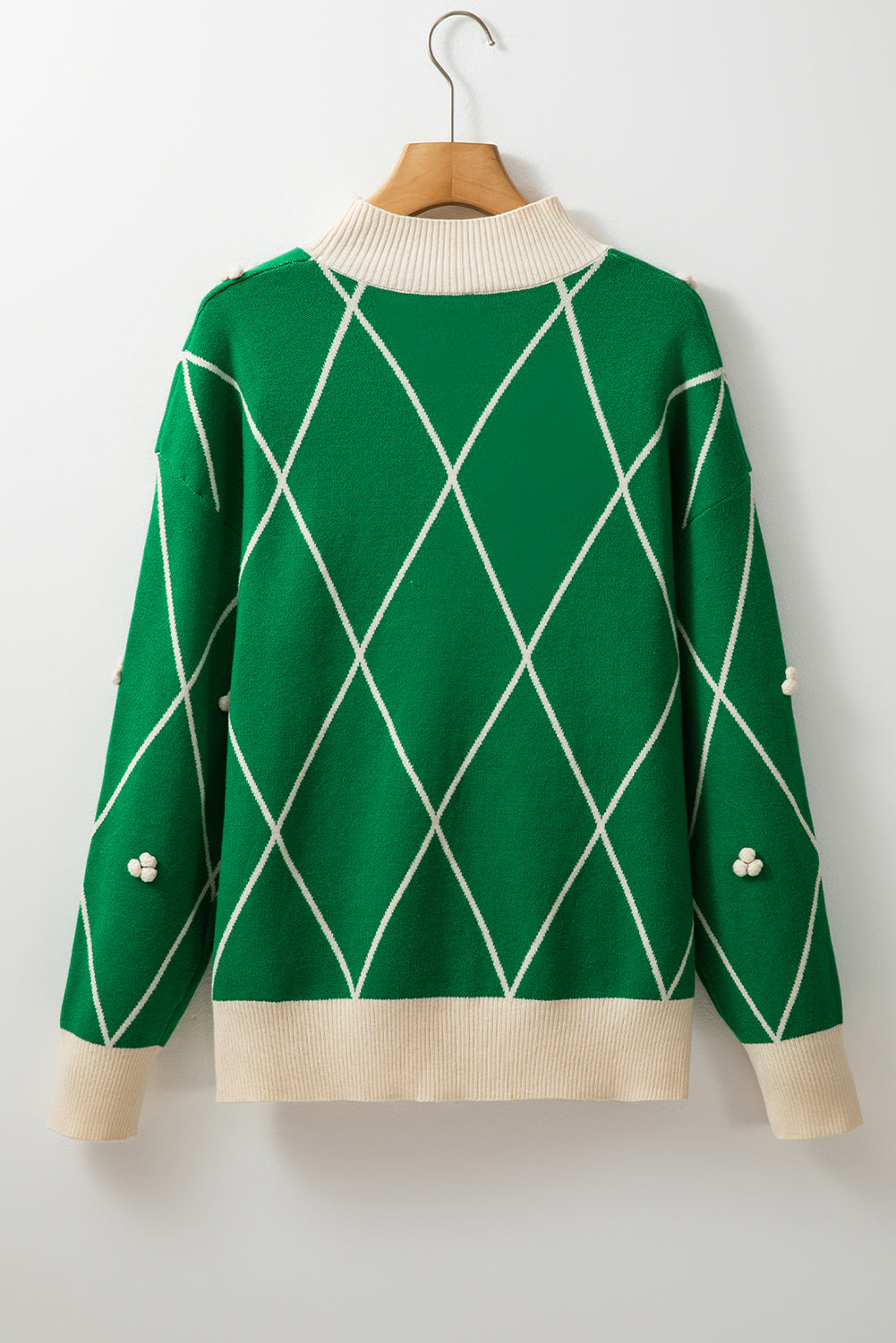 Pull col montant à motif losanges vert foncé avec pompons contrastés