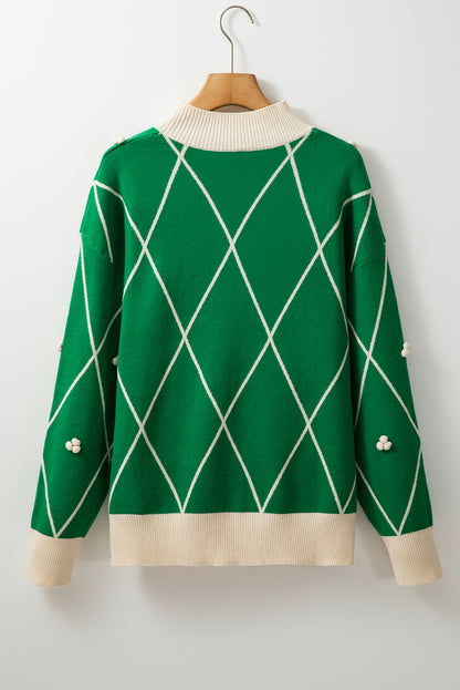 Pull col montant à motif losanges vert foncé avec pompons contrastés