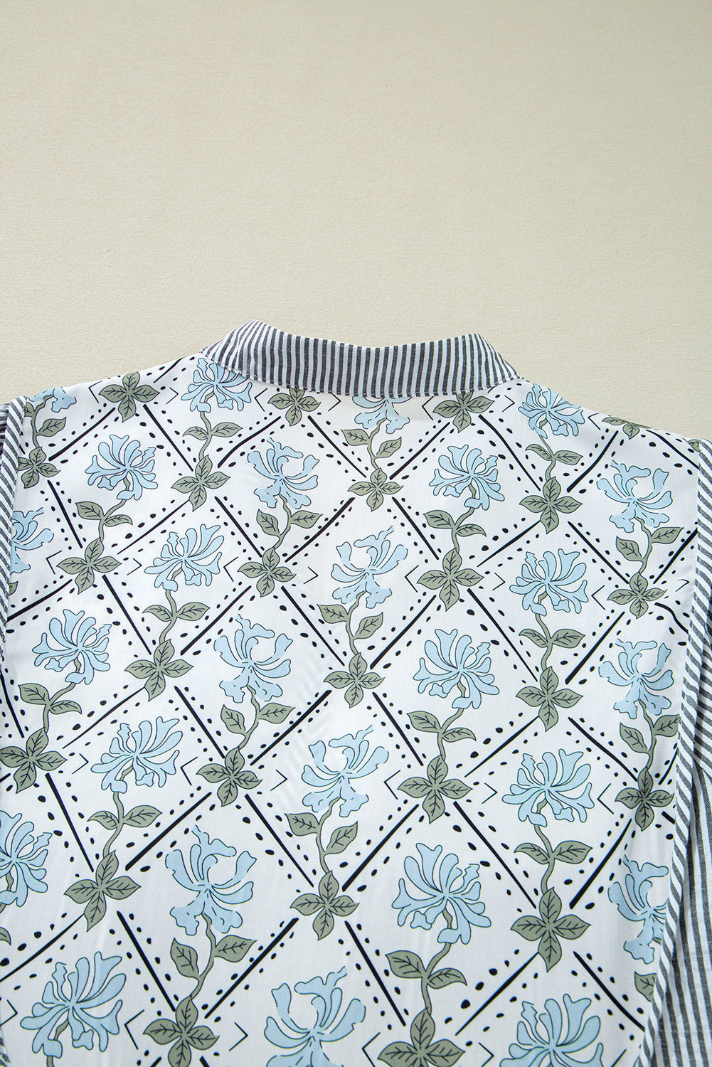 Robe courte noire à rayures et à fleurs, col en V, manches longues