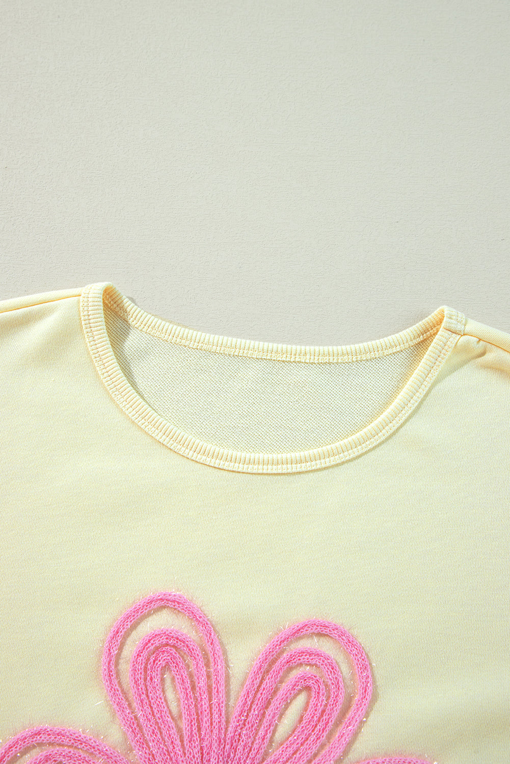 Sweat-shirt beige à manches bouffantes et fleurs en guirlandes