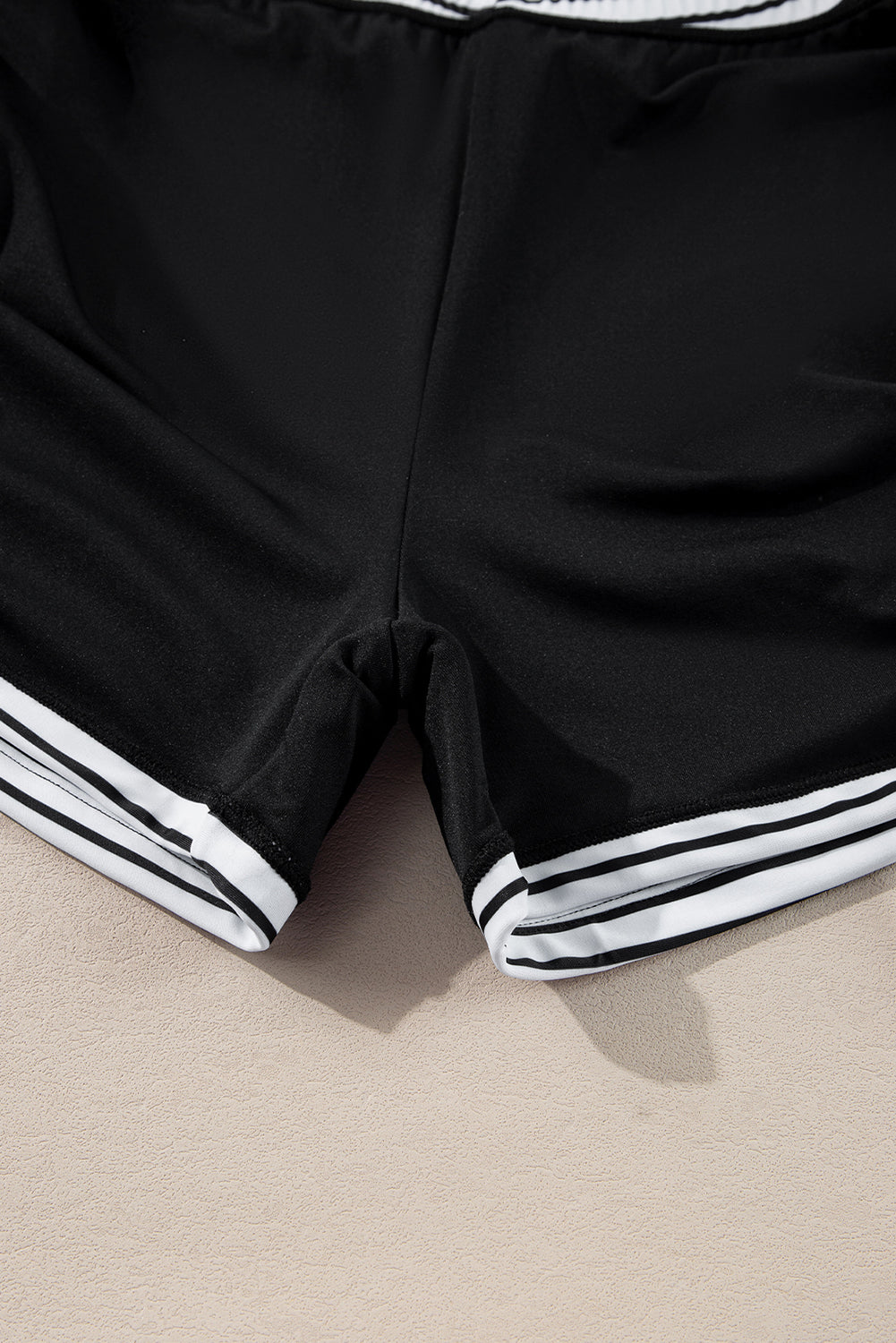 Ensemble tankini à rayures noires et cordon de serrage latéral