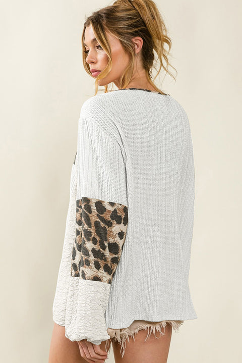Blusa texturizada con manga abullonada y parche de leopardo blanca 