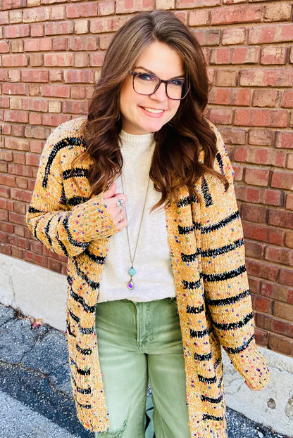 Cardigan long ouvert sur le devant en tricot à pompons et rayures beiges