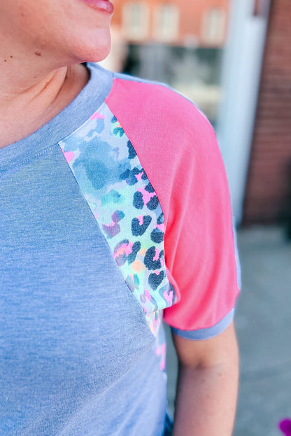 T-shirt grande taille bleu ciel à imprimé léopard et patch colorblock