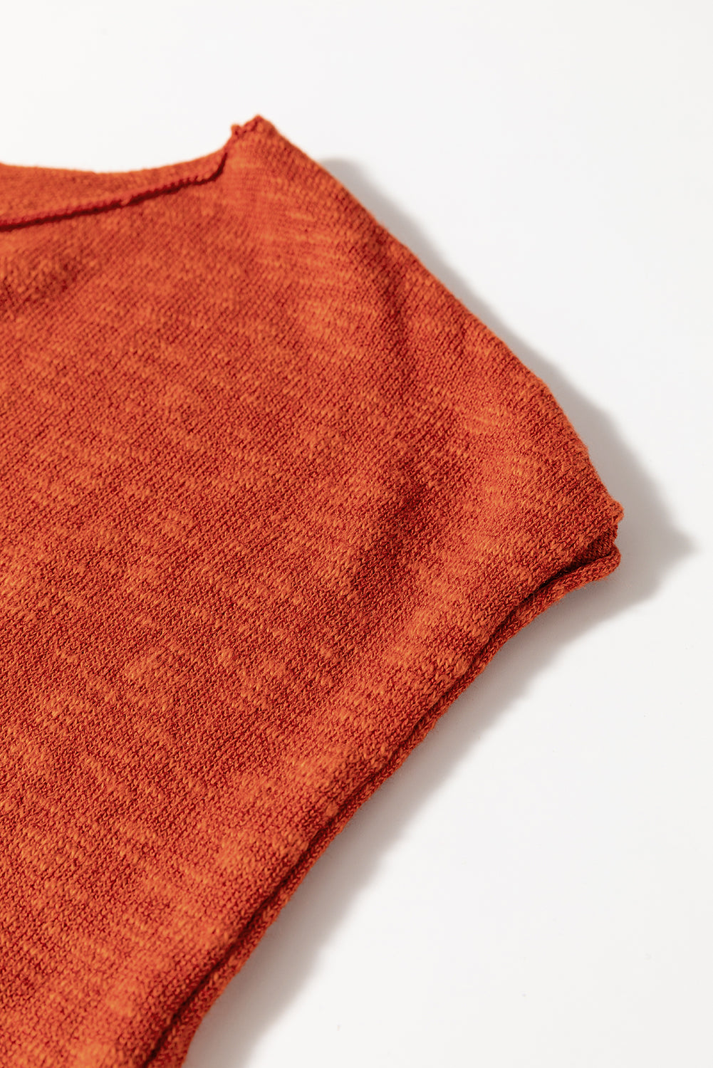 Pull orange uni à manches courtes et col en V fendu