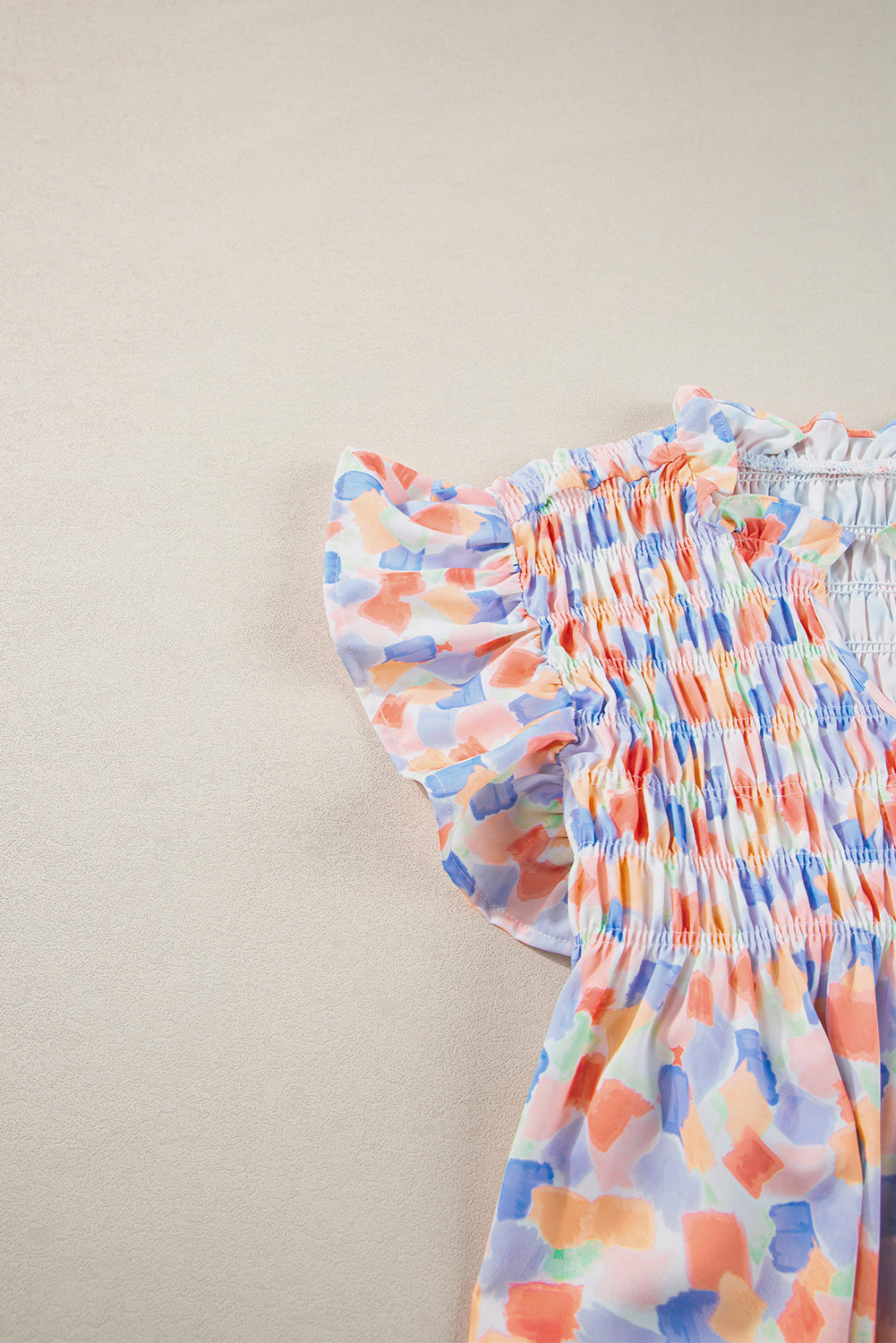 Chemisier rose à imprimé abstrait et à volants