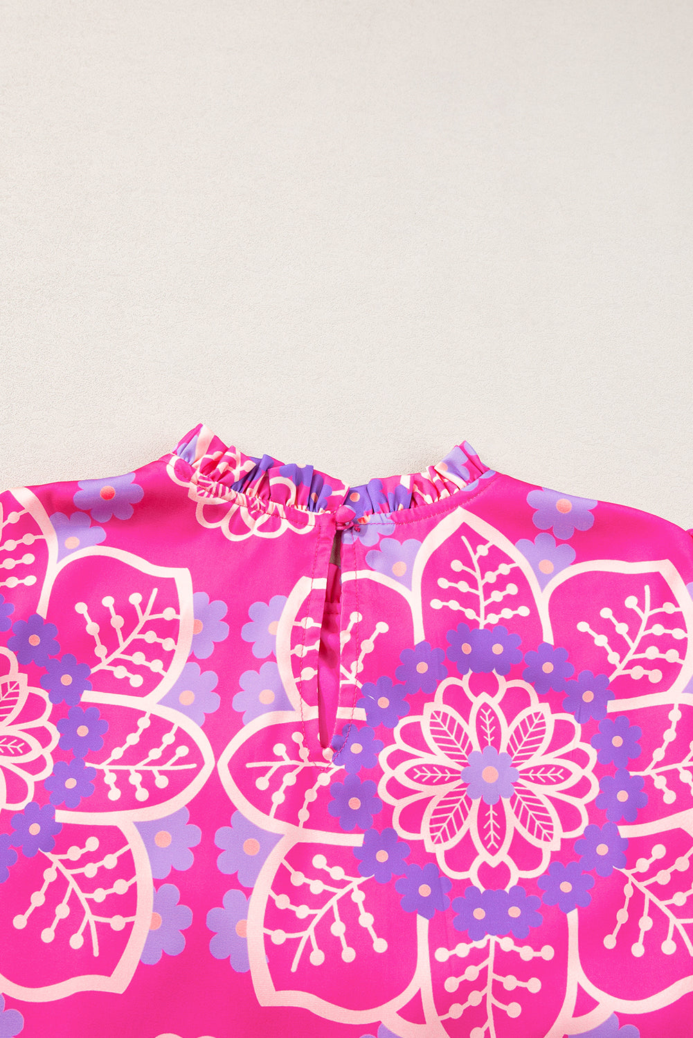 Chemisier à imprimé floral rose, col volanté, manches bouffantes et smockées