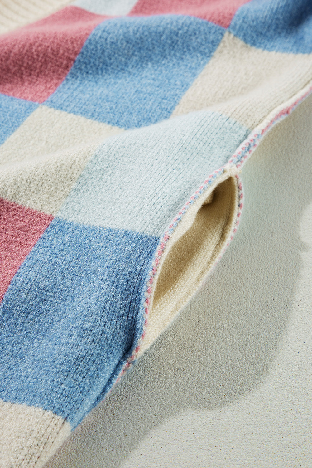 Cardigan ouvert sur le devant à carreaux bleu clair, épaules tombantes et coutures apparentes