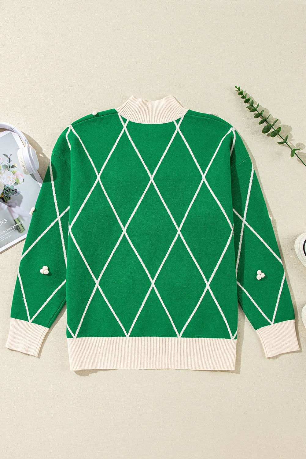 Pull col montant à motif losanges vert foncé avec pompons contrastés