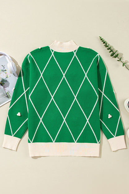 Pull col montant à motif losanges vert foncé avec pompons contrastés