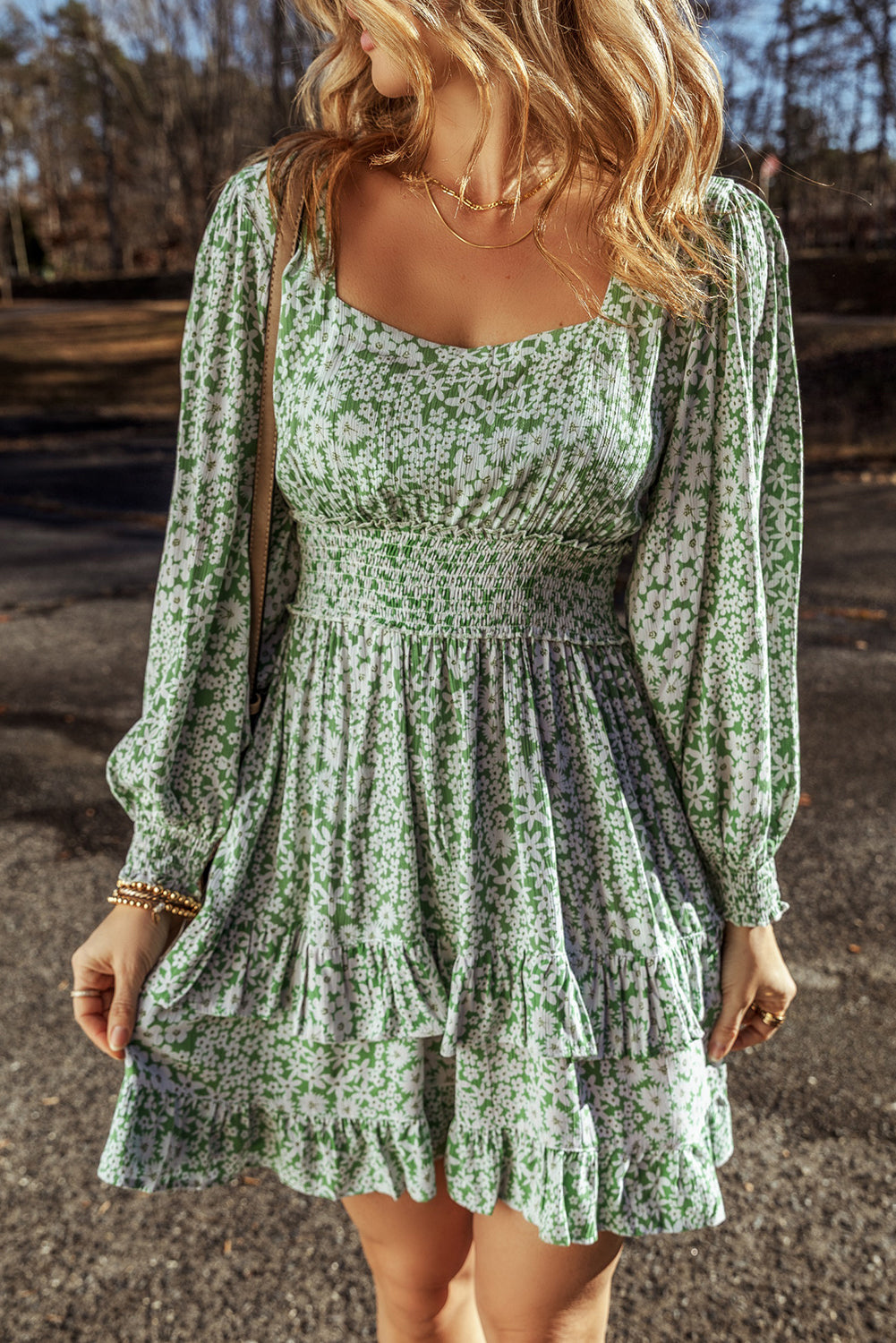 Robe courte à volants et col carré, imprimé floral vert, taille froncée