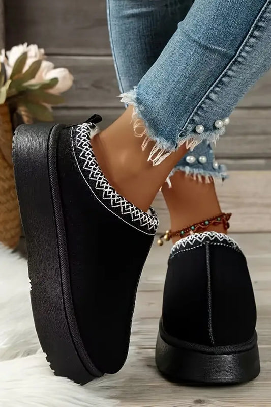 Zapatos planos con forro de felpa y punta redonda con estampado en contraste de ante castaño
