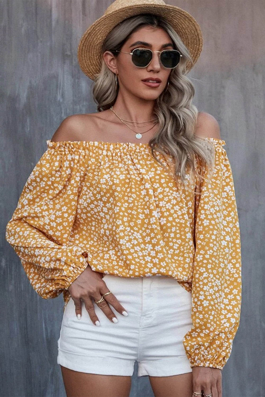 Blusa con hombros descubiertos y ribete de volantes con estampado floral amarillo 