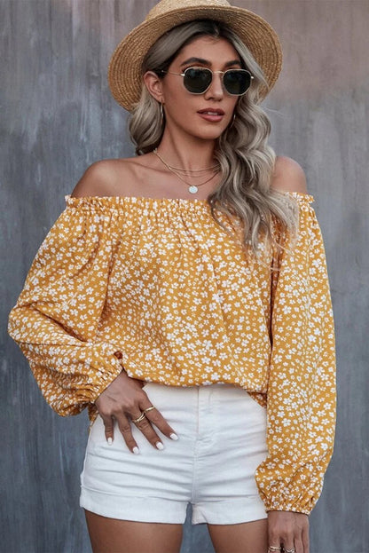 Blusa con hombros descubiertos y ribete de volantes con estampado floral amarillo 