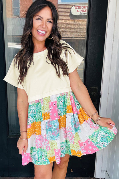 Robe courte plissée ample à motif patchwork floral vert