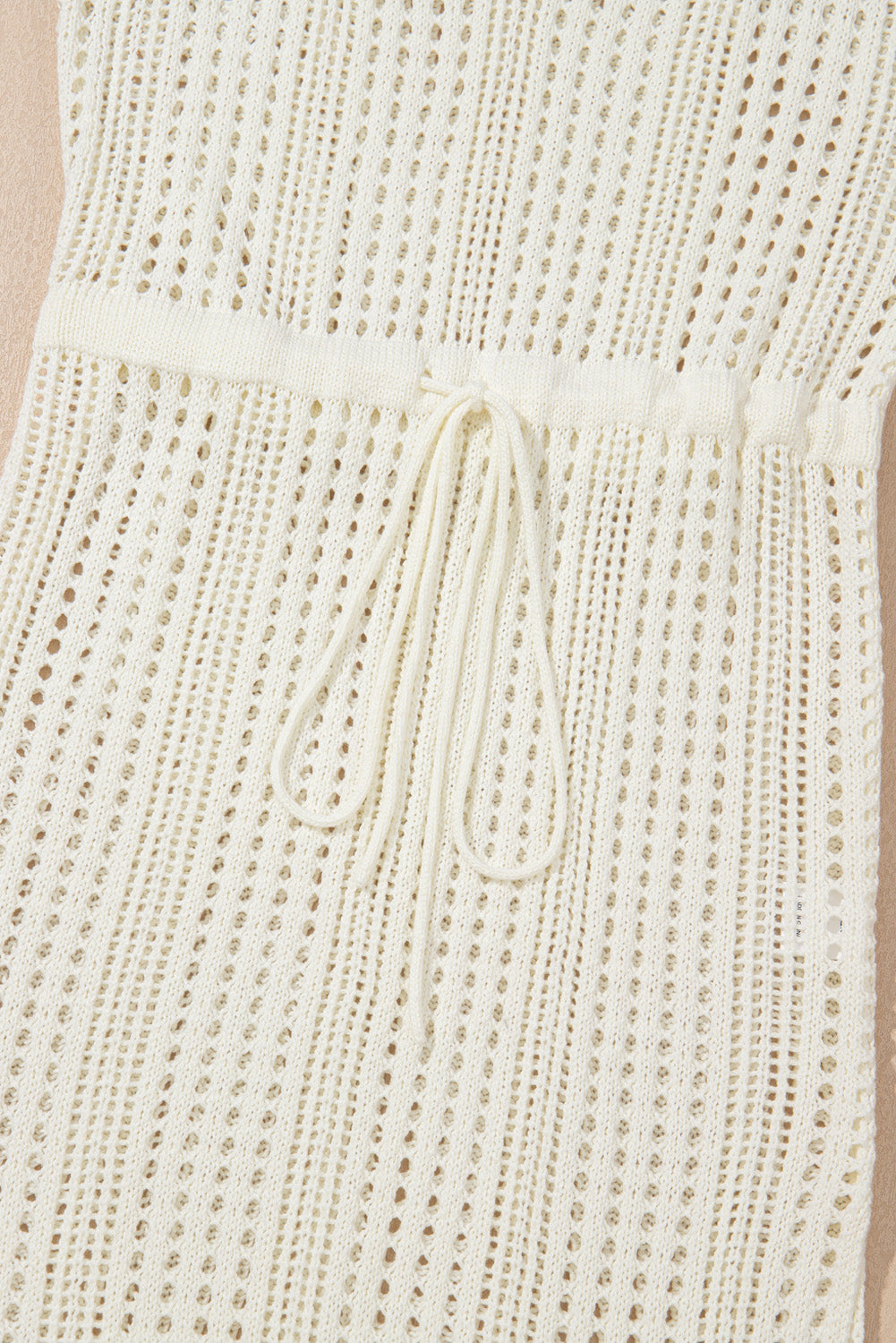 Robe de plage beige en maille ouverte avec cordon de serrage à la taille