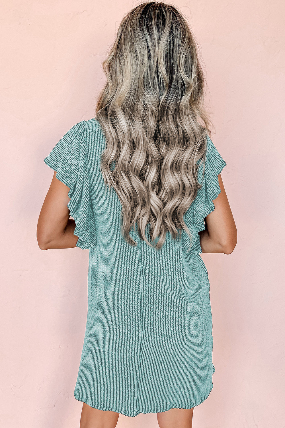 Mini-robe texturée bleue Aruba à manches flottantes et volants