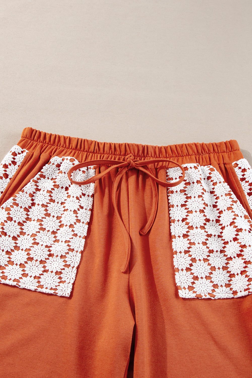 Pantalon large à cordon de serrage et patch floral au crochet Gold Flame grande taille