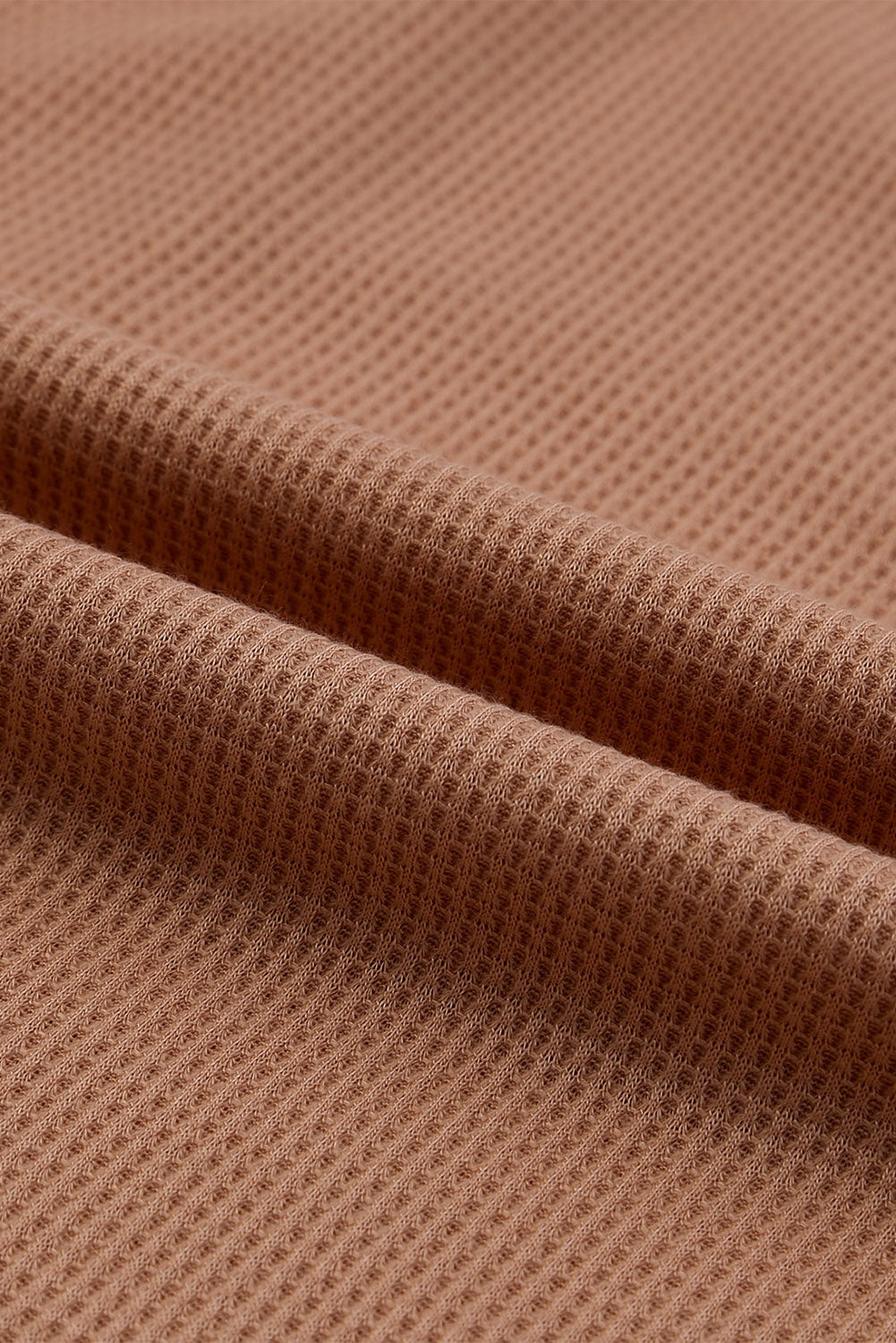 Top de talla grande con mangas con volantes y estampado animal de punto gofre de color caqui 